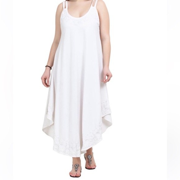 Dresses & Skirts - WHiTE SIMPLE COMFORTABLE DRESS.   BL/RD 13.  12603